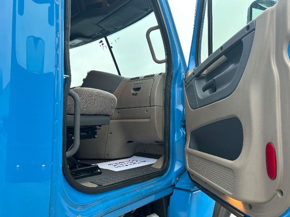 Sleeper Tractor-Heavy Duty Tractors-Freightliner-2020-Cascadia 12564ST-Chattanooga-TN-587,176\n\t\tmiles-$ 43,500 - Image 13