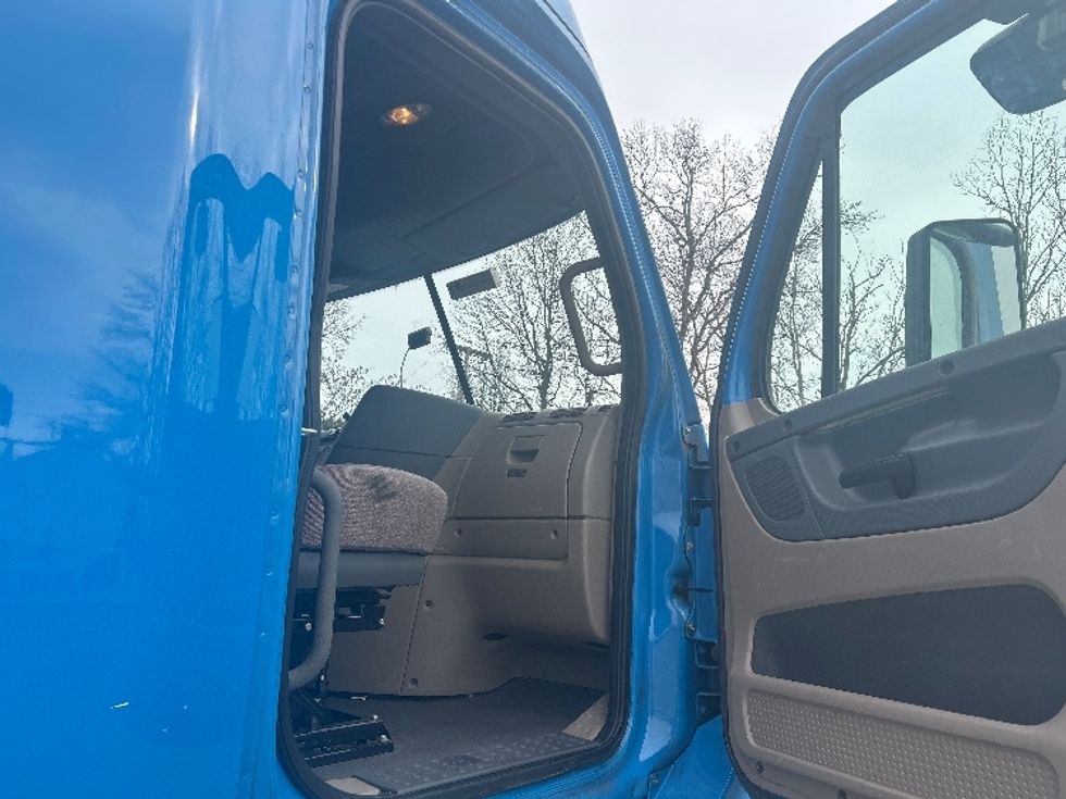 Sleeper Tractor-Heavy Duty Tractors-Freightliner-2020-Cascadia 12564ST-Chattanooga-TN-689,842\n\t\tmiles-$ 35,000 - Image 13