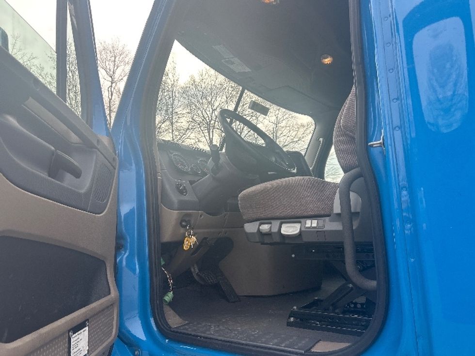 Sleeper Tractor-Heavy Duty Tractors-Freightliner-2020-Cascadia 12564ST-Chattanooga-TN-689,842\n\t\tmiles-$ 35,000 - Image 9