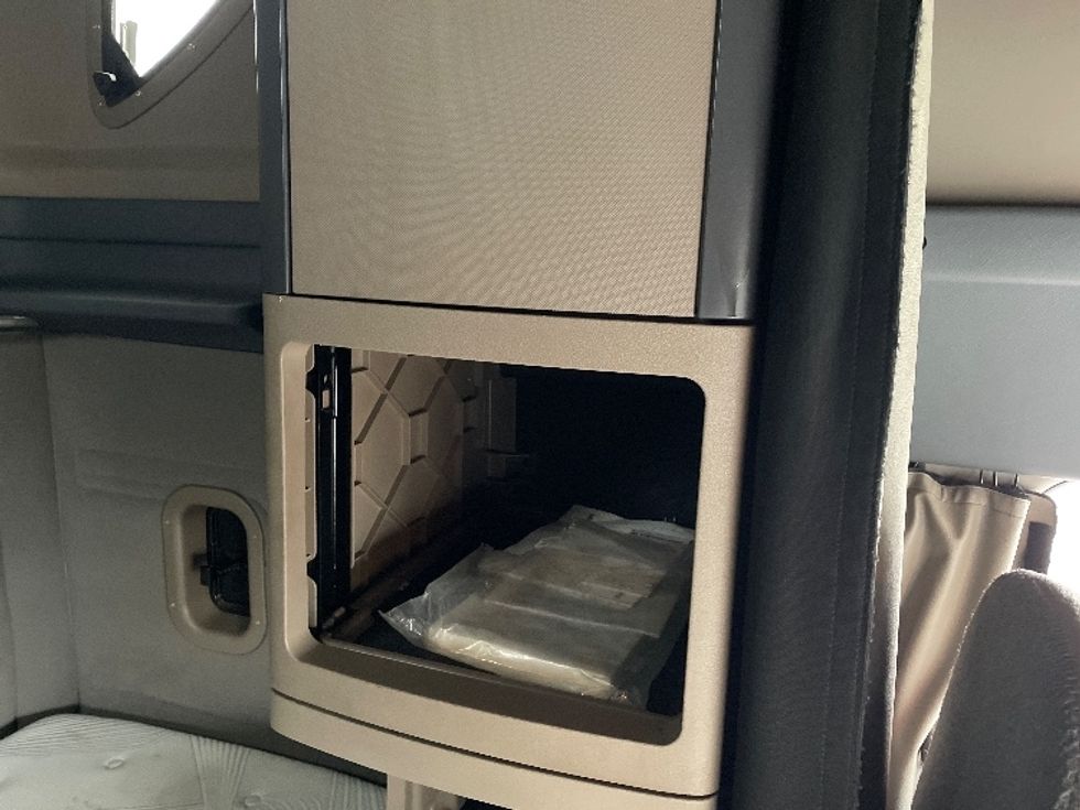 Sleeper Tractor-Heavy Duty Tractors-Freightliner-2020-Cascadia 12564ST-Clackamas-OR-511,451\n\t\tmiles-$ 53,750 - Image 17