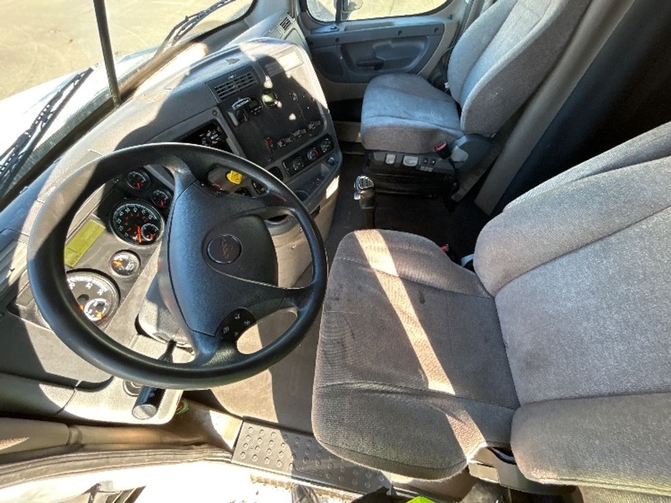 Sleeper Tractor-Heavy Duty Tractors-Freightliner-2020-Cascadia 12564ST-Clackamas-OR-607,217\n\t\tmiles-$ 43,750 - Image 10