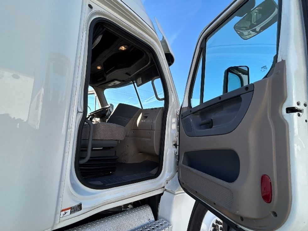 Sleeper Tractor-Heavy Duty Tractors-Freightliner-2020-Cascadia 12564ST-Clackamas-OR-607,217\n\t\tmiles-$ 43,750 - Image 13