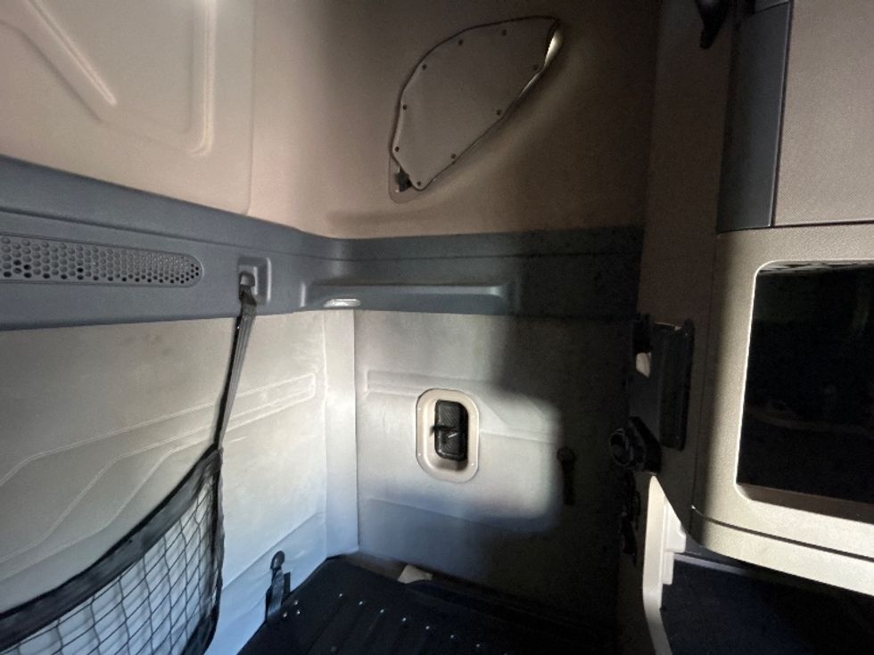 Sleeper Tractor-Heavy Duty Tractors-Freightliner-2020-Cascadia 12564ST-Clackamas-OR-607,217\n\t\tmiles-$ 43,750 - Image 18