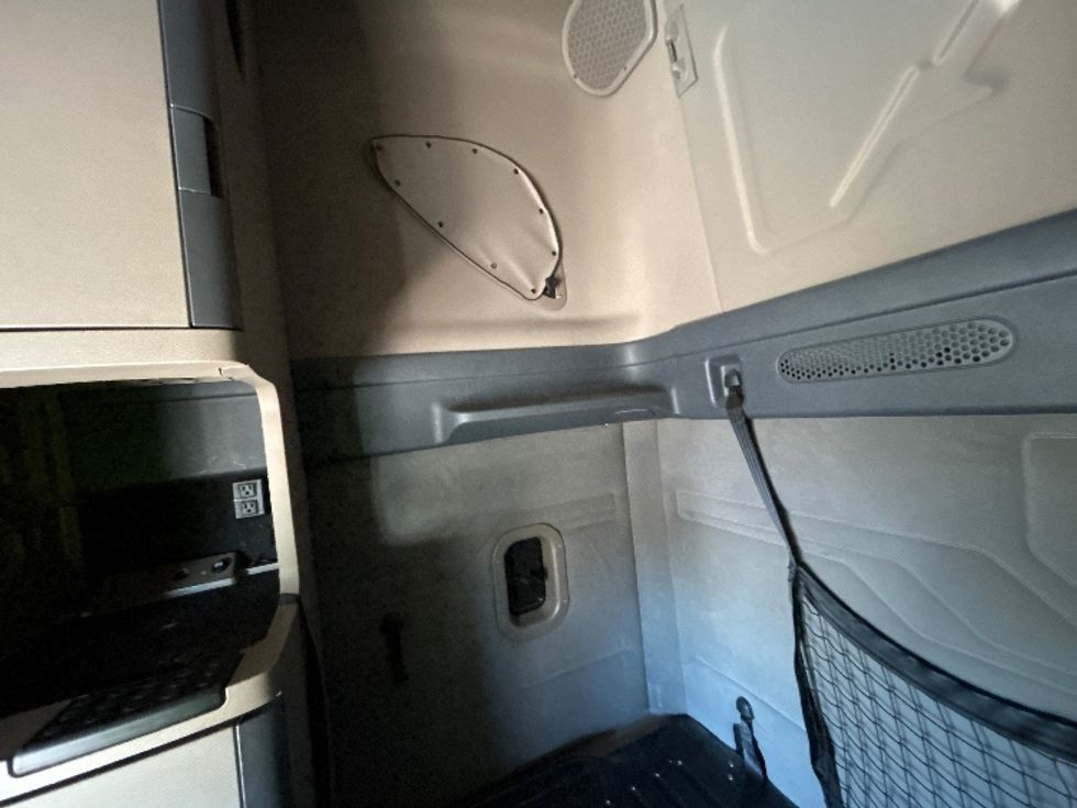 Sleeper Tractor-Heavy Duty Tractors-Freightliner-2020-Cascadia 12564ST-Clackamas-OR-607,217\n\t\tmiles-$ 43,750 - Image 19