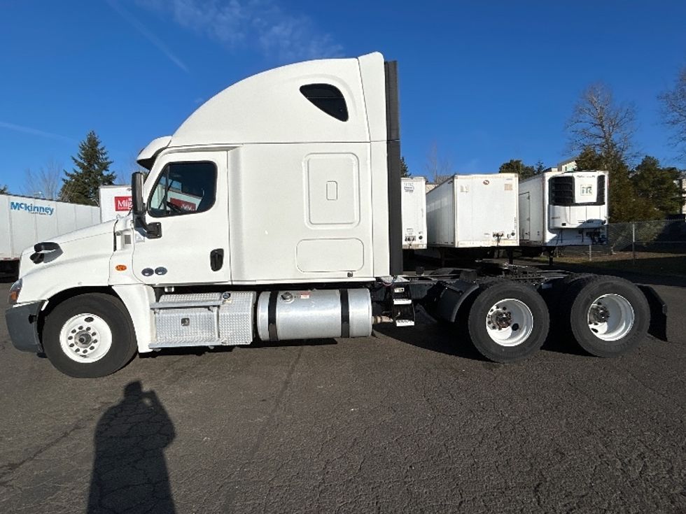 Sleeper Tractor-Heavy Duty Tractors-Freightliner-2020-Cascadia 12564ST-Clackamas-OR-607,217\n\t\tmiles-$ 43,750 - Image 4