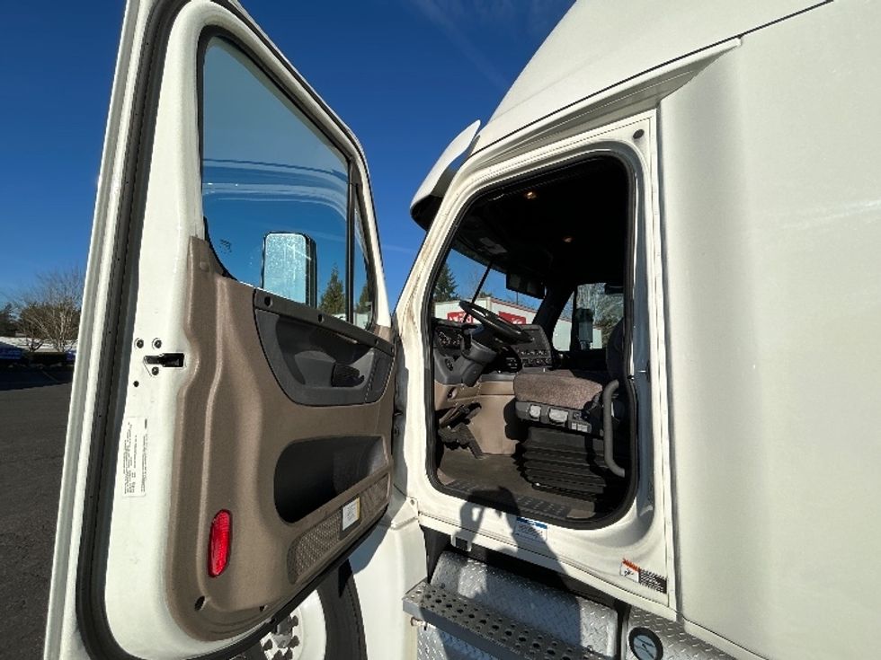 Sleeper Tractor-Heavy Duty Tractors-Freightliner-2020-Cascadia 12564ST-Clackamas-OR-607,217\n\t\tmiles-$ 43,750 - Image 9