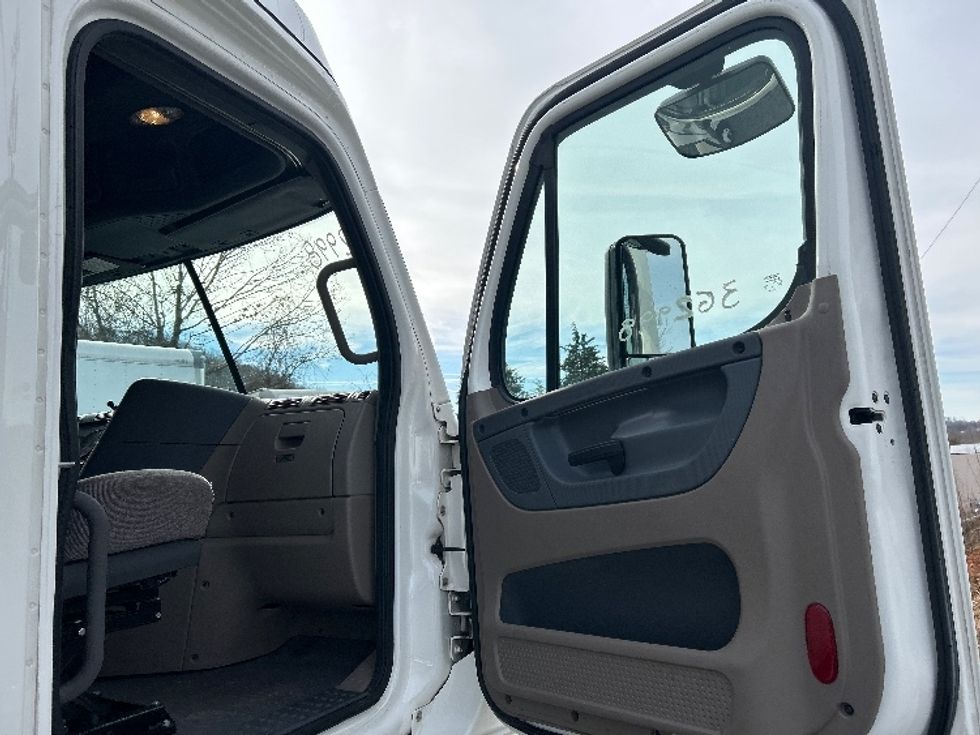 Sleeper Tractor-Heavy Duty Tractors-Freightliner-2020-Cascadia 12564ST-Cleveland-TN-267,390\n\t\tmiles-$ 68,000 - Image 13