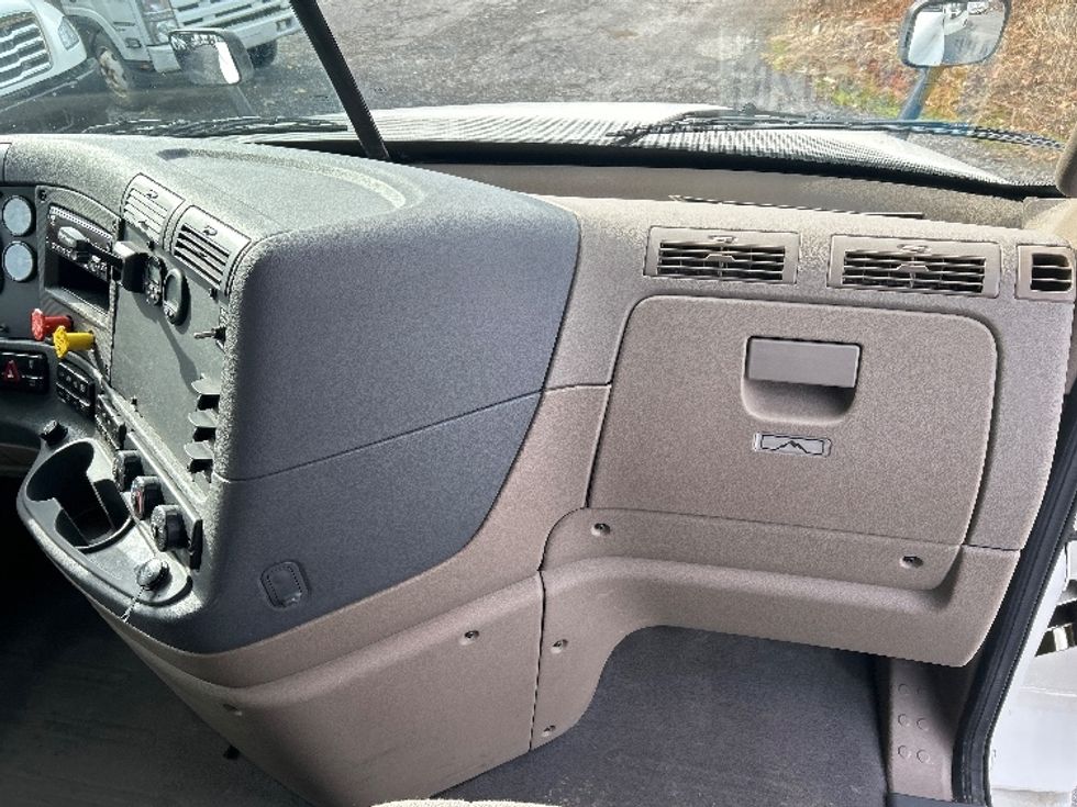 Sleeper Tractor-Heavy Duty Tractors-Freightliner-2020-Cascadia 12564ST-Cleveland-TN-267,390\n\t\tmiles-$ 68,000 - Image 14