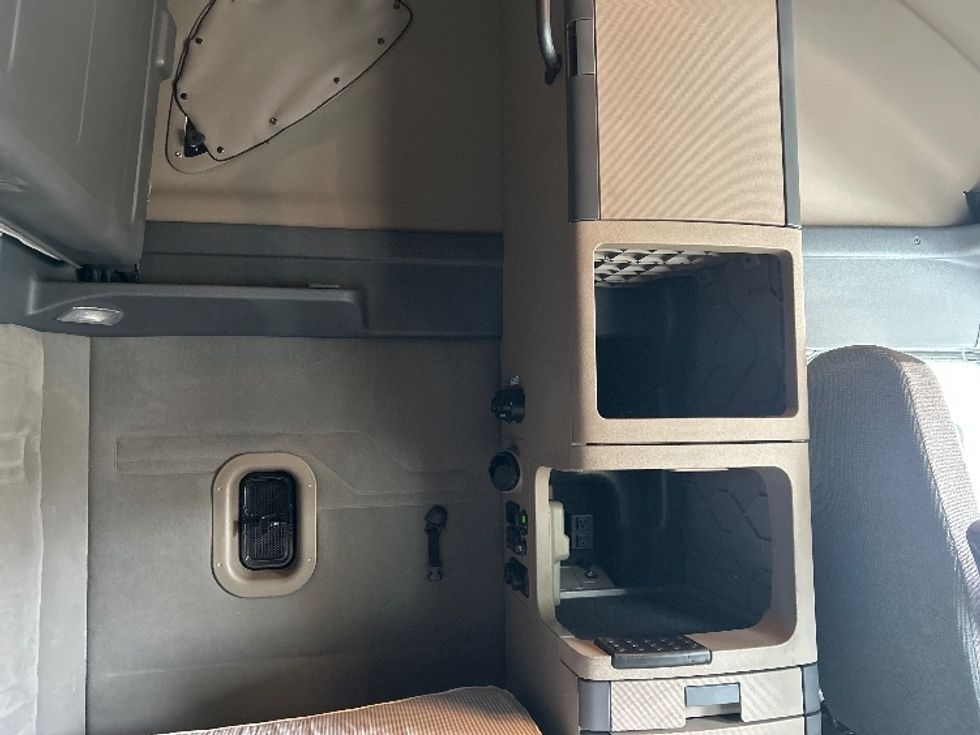 Sleeper Tractor-Heavy Duty Tractors-Freightliner-2020-Cascadia 12564ST-Cleveland-TN-267,390\n\t\tmiles-$ 68,000 - Image 18