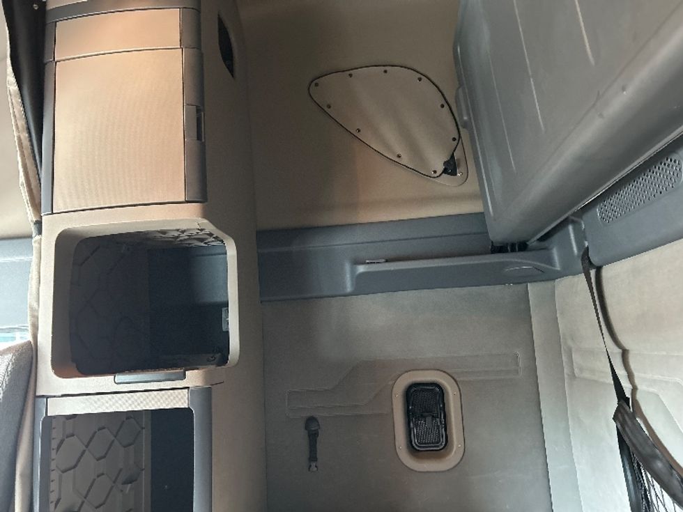 Sleeper Tractor-Heavy Duty Tractors-Freightliner-2020-Cascadia 12564ST-Cleveland-TN-267,390\n\t\tmiles-$ 68,000 - Image 19