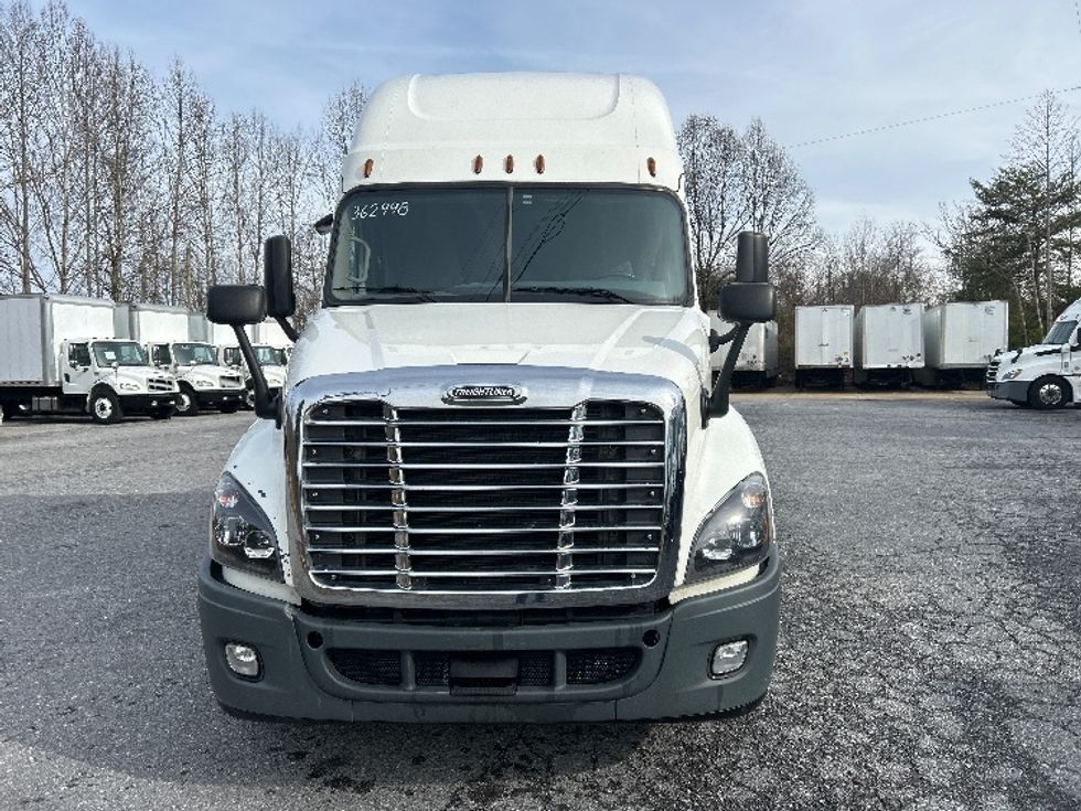 Sleeper Tractor-Heavy Duty Tractors-Freightliner-2020-Cascadia 12564ST-Cleveland-TN-267,390\n\t\tmiles-$ 68,000 - Image 2