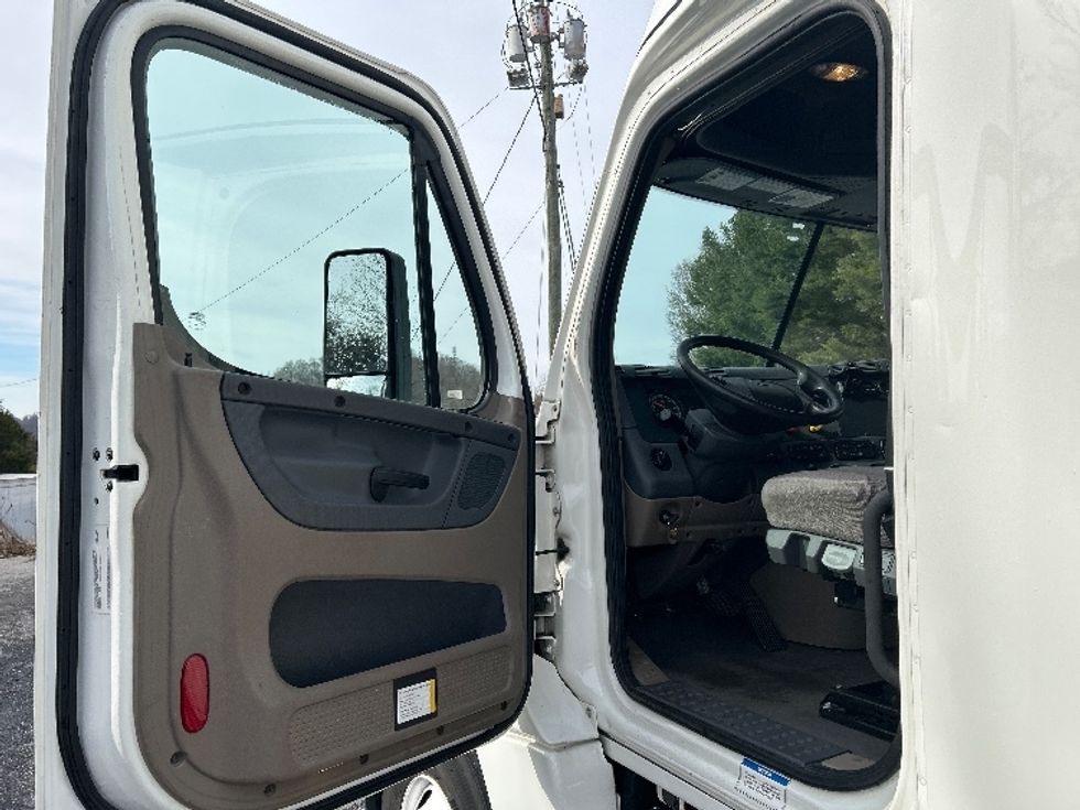 Sleeper Tractor-Heavy Duty Tractors-Freightliner-2020-Cascadia 12564ST-Cleveland-TN-267,390\n\t\tmiles-$ 68,000 - Image 9