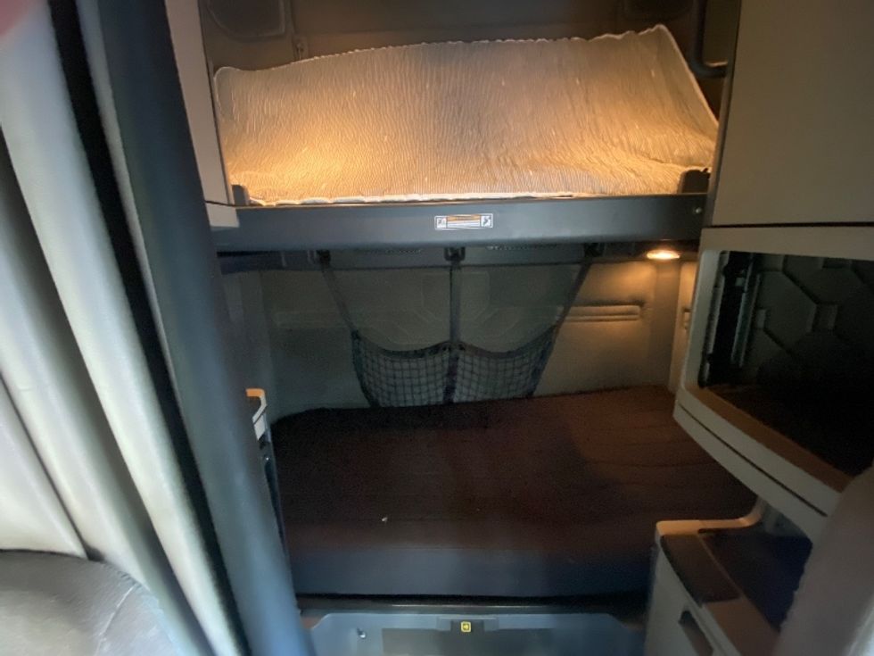 Sleeper Tractor-Heavy Duty Tractors-Freightliner-2020-Cascadia 12564ST-Cleveland-TN-635,796\n\t\tmiles-$ 39,000 - Image 14