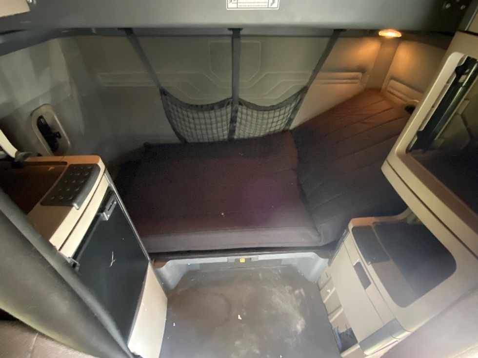 Sleeper Tractor-Heavy Duty Tractors-Freightliner-2020-Cascadia 12564ST-Cleveland-TN-635,796\n\t\tmiles-$ 39,000 - Image 15