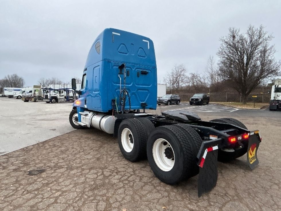 Sleeper Tractor-Heavy Duty Tractors-Freightliner-2020-Cascadia 12564ST-Cleveland-TN-635,796\n\t\tmiles-$ 39,000 - Image 5