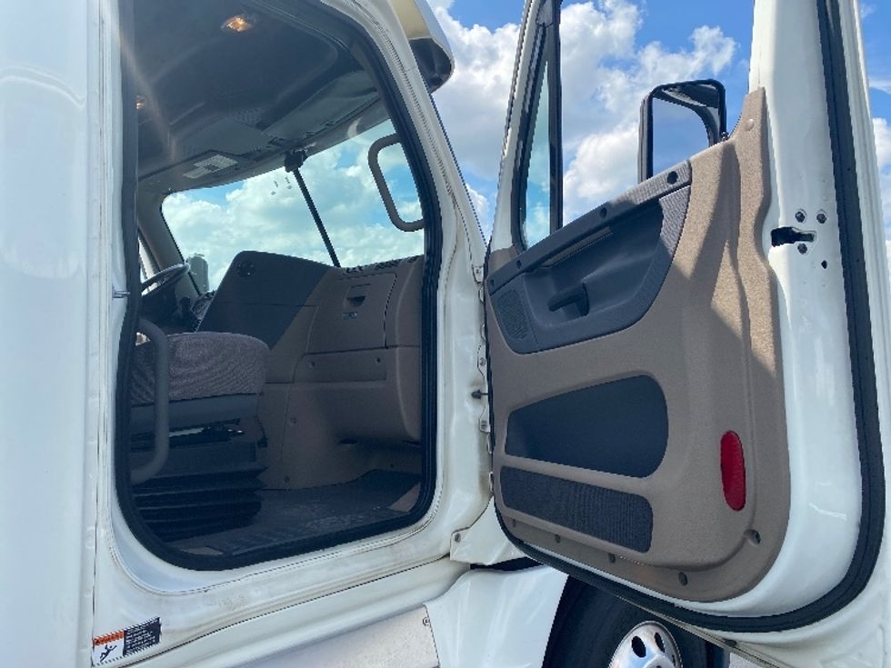 Sleeper Tractor-Heavy Duty Tractors-Freightliner-2020-Cascadia 12564ST-Concord-NC-442,045\n\t\tmiles-$ 67,000 - Image 13