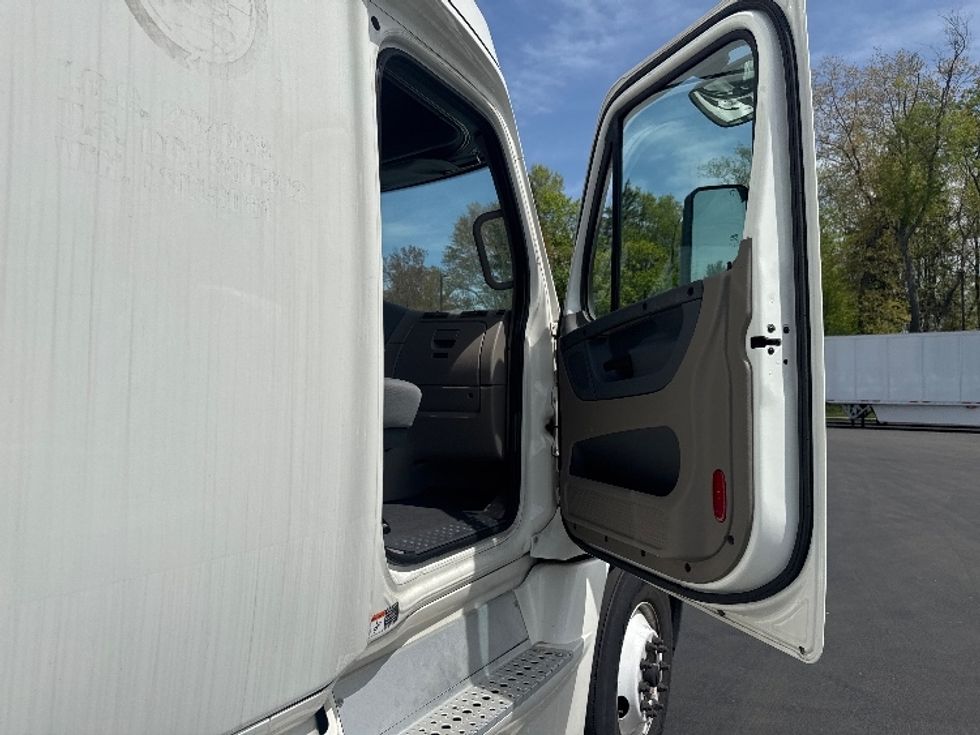 Sleeper Tractor-Heavy Duty Tractors-Freightliner-2020-Cascadia 12564ST-Cranbury-NJ-427,630\n\t\tmiles-$ 54,750 - Image 13