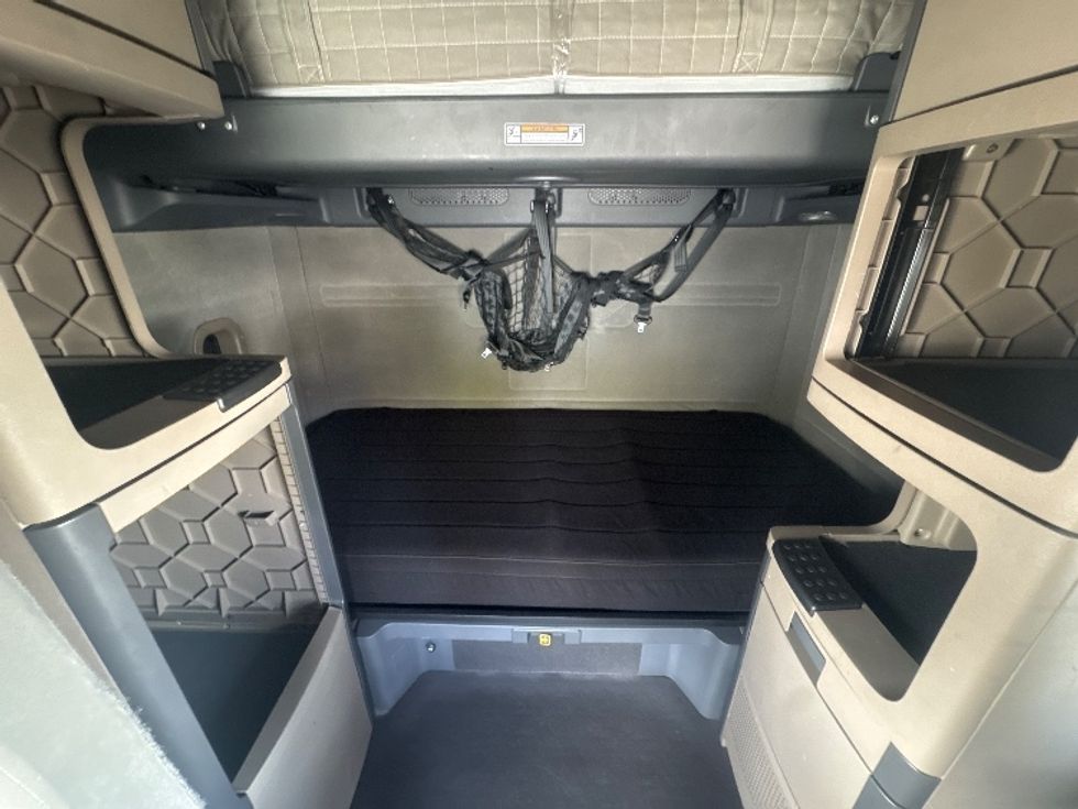 Sleeper Tractor-Heavy Duty Tractors-Freightliner-2020-Cascadia 12564ST-Cranbury-NJ-427,630\n\t\tmiles-$ 54,750 - Image 16