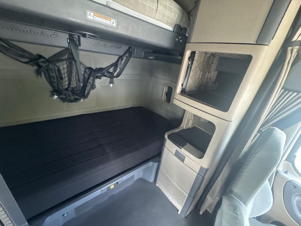 Sleeper Tractor-Heavy Duty Tractors-Freightliner-2020-Cascadia 12564ST-Cranbury-NJ-427,630\n\t\tmiles-$ 54,750 - Image 18