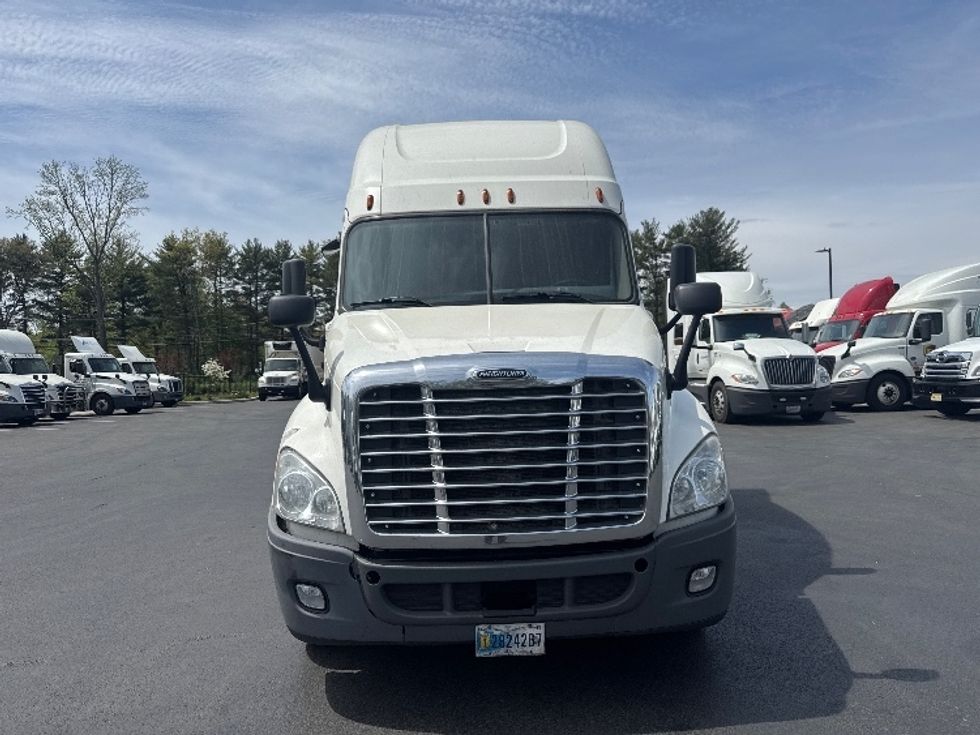Sleeper Tractor-Heavy Duty Tractors-Freightliner-2020-Cascadia 12564ST-Cranbury-NJ-427,630\n\t\tmiles-$ 54,750 - Image 2