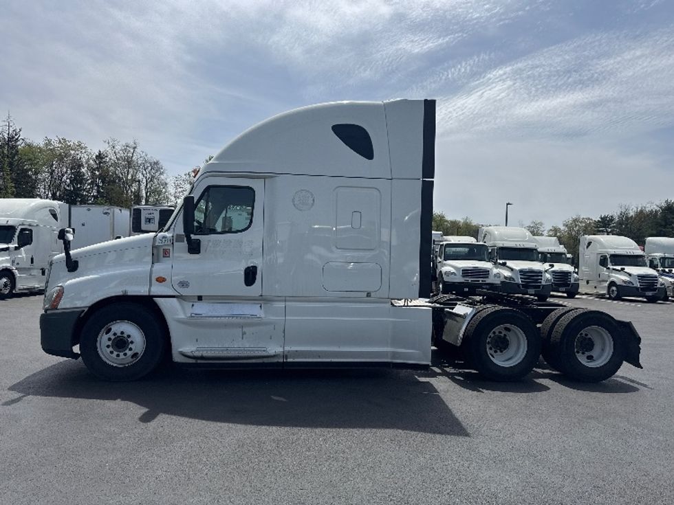 Sleeper Tractor-Heavy Duty Tractors-Freightliner-2020-Cascadia 12564ST-Cranbury-NJ-427,630\n\t\tmiles-$ 54,750 - Image 4