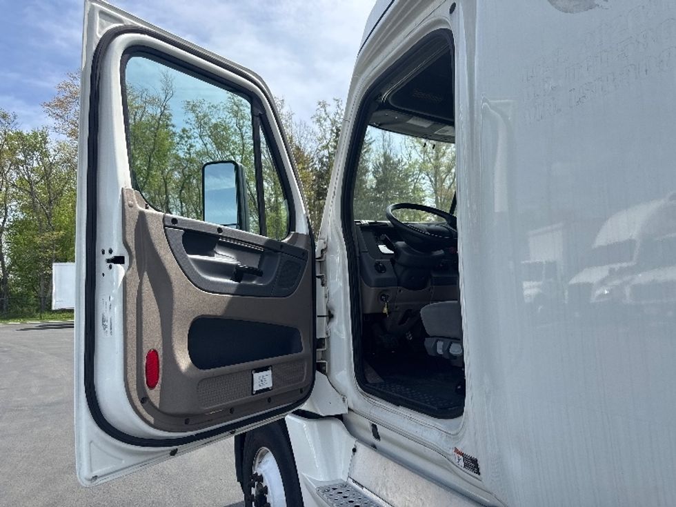 Sleeper Tractor-Heavy Duty Tractors-Freightliner-2020-Cascadia 12564ST-Cranbury-NJ-427,630\n\t\tmiles-$ 54,750 - Image 9