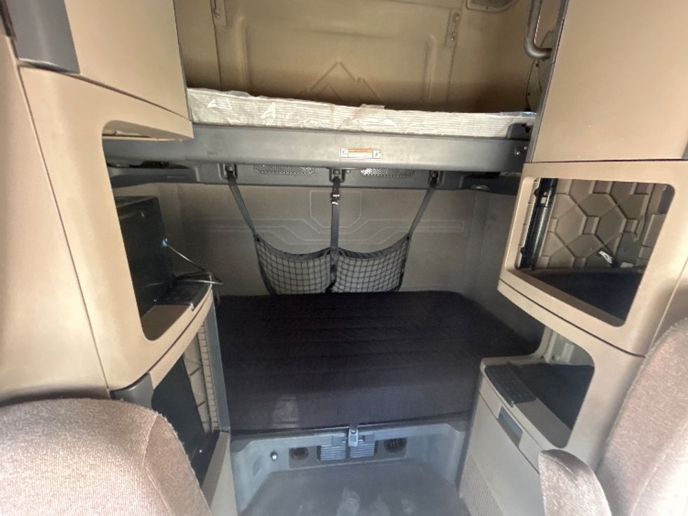 Sleeper Tractor-Heavy Duty Tractors-Freightliner-2020-Cascadia 12564ST-Dallas-TX-450,279\n\t\tmiles-$ 67,250 - Image 16