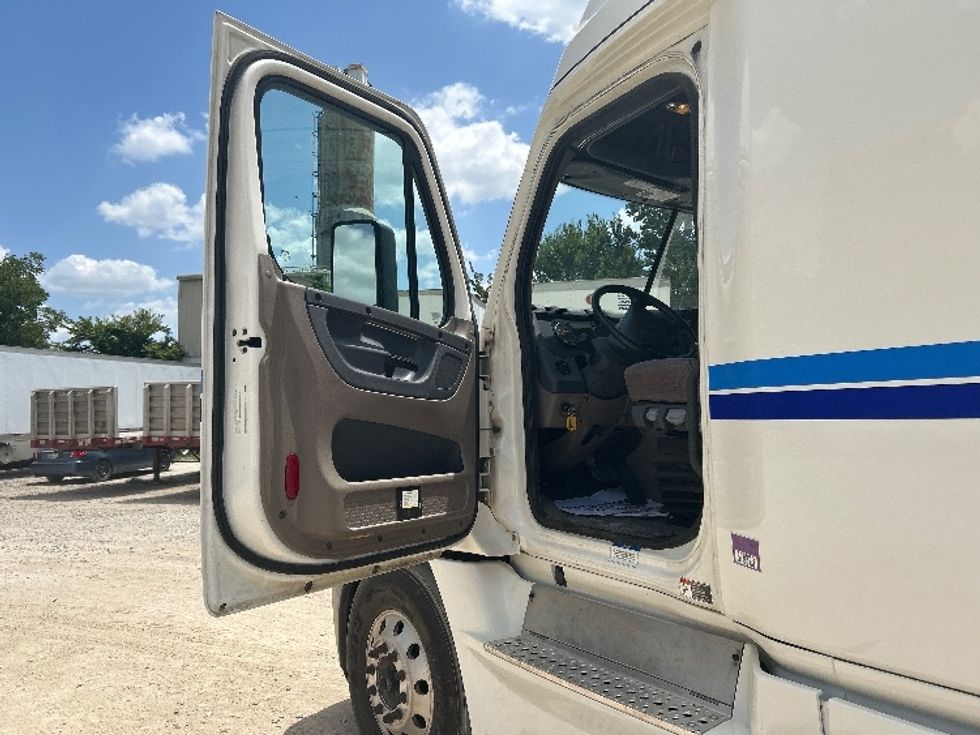 Sleeper Tractor-Heavy Duty Tractors-Freightliner-2020-Cascadia 12564ST-Dallas-TX-450,279\n\t\tmiles-$ 67,250 - Image 9