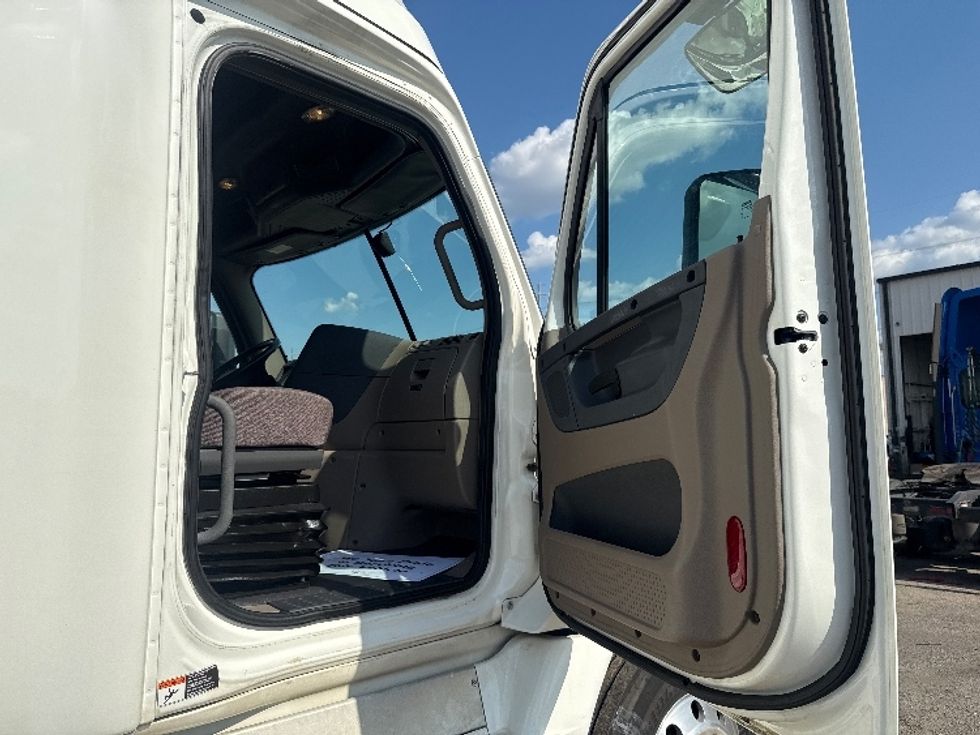 Sleeper Tractor-Heavy Duty Tractors-Freightliner-2020-Cascadia 12564ST-Dallas-TX-456,754\n\t\tmiles-$ 66,750 - Image 13