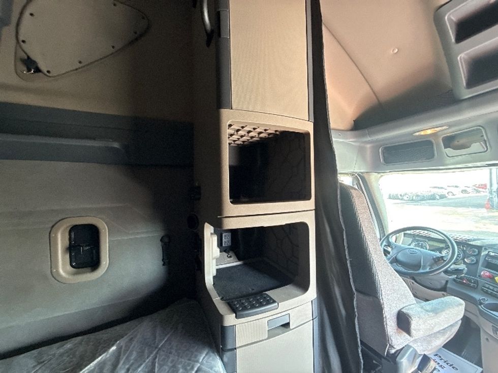 Sleeper Tractor-Heavy Duty Tractors-Freightliner-2020-Cascadia 12564ST-Dallas-TX-456,754\n\t\tmiles-$ 66,750 - Image 18