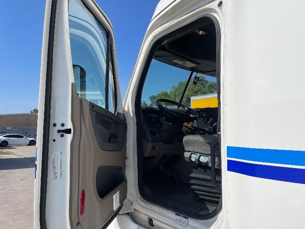 Sleeper Tractor-Heavy Duty Tractors-Freightliner-2020-Cascadia 12564ST-Dallas-TX-461,177\n\t\tmiles-$ 66,500 - Image 9