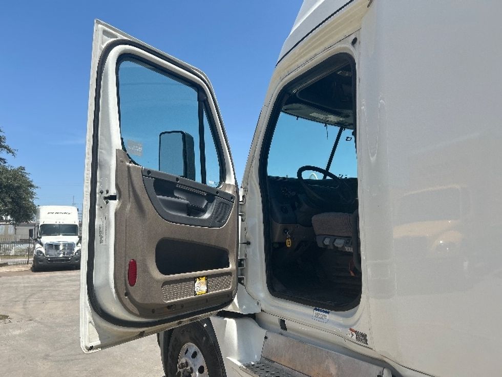 Sleeper Tractor-Heavy Duty Tractors-Freightliner-2020-Cascadia 12564ST-Dallas-TX-552,135\n\t\tmiles-$ 58,750 - Image 9