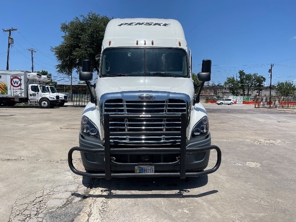 2020 Freightliner Cascadia 125" Sleeper Cab photo 2