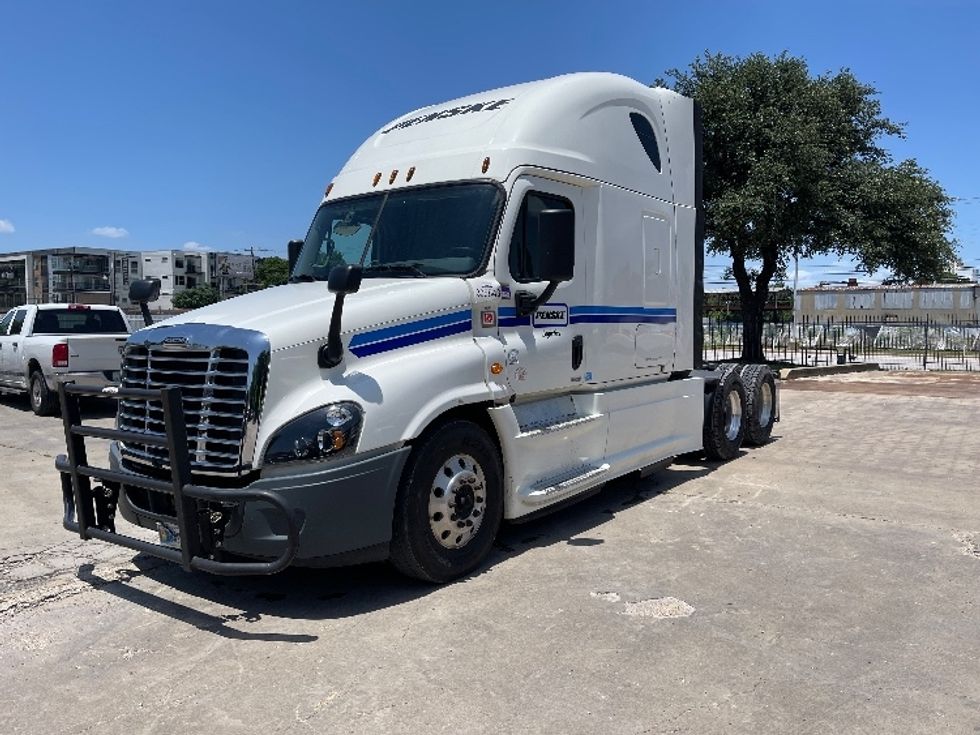 2020 Freightliner Cascadia 125" Sleeper Cab photo 3