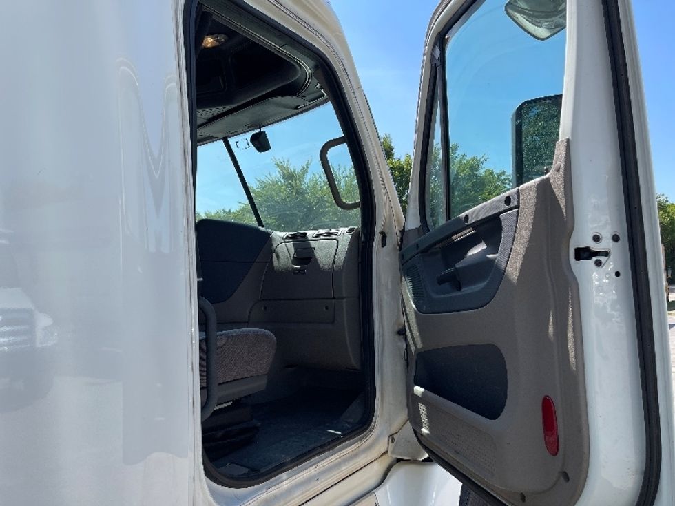 Sleeper Tractor-Heavy Duty Tractors-Freightliner-2020-Cascadia 12564ST-Dallas-TX-565,816\n\t\tmiles-$ 58,250 - Image 13