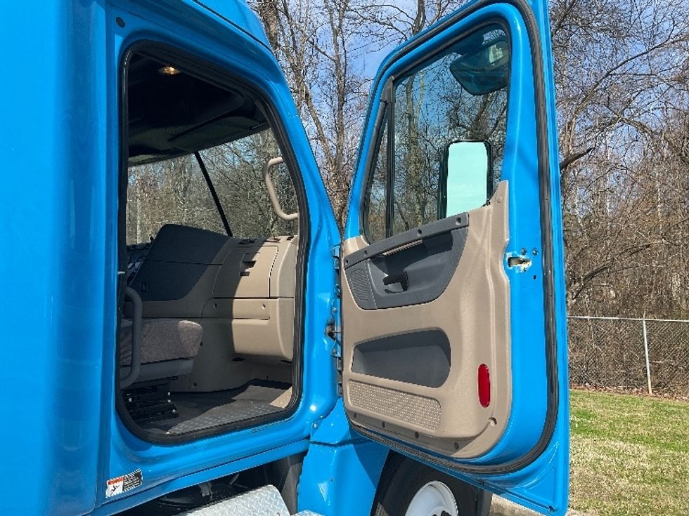 Sleeper Tractor-Heavy Duty Tractors-Freightliner-2020-Cascadia 12564ST-Dalton-GA-566,056\n\t\tmiles-$ 45,000 - Image 13