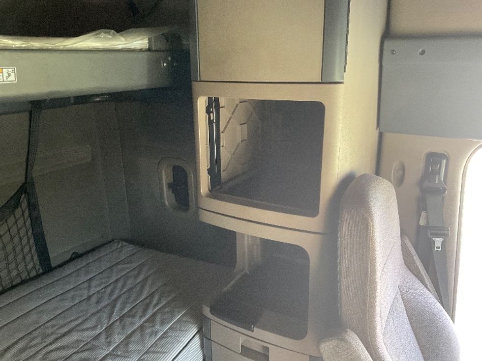 Sleeper Tractor-Heavy Duty Tractors-Freightliner-2020-Cascadia 12564ST-Dalton-GA-566,056\n\t\tmiles-$ 45,000 - Image 18