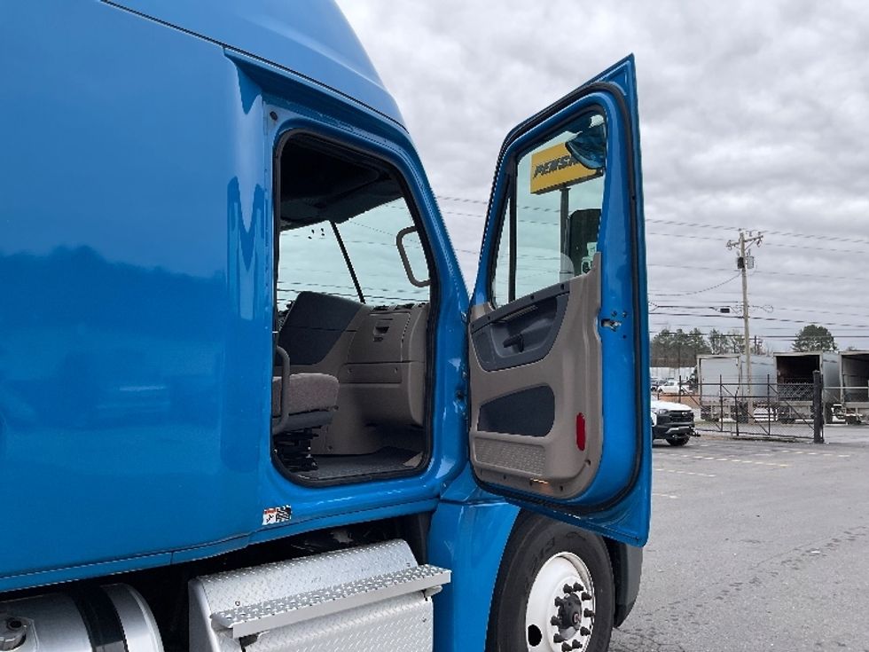 Sleeper Tractor-Heavy Duty Tractors-Freightliner-2020-Cascadia 12564ST-Dalton-GA-626,484\n\t\tmiles-$ 40,750 - Image 13