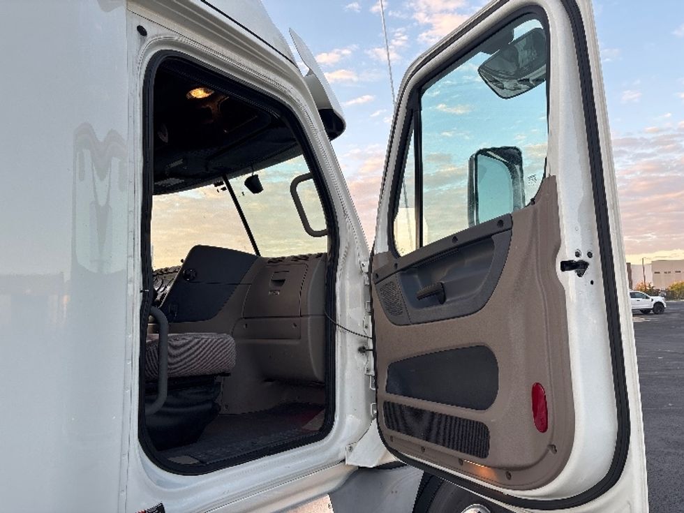 Sleeper Tractor-Heavy Duty Tractors-Freightliner-2020-Cascadia 12564ST-Denver-CO-167,862\n\t\tmiles-$ 86,000 - Image 13