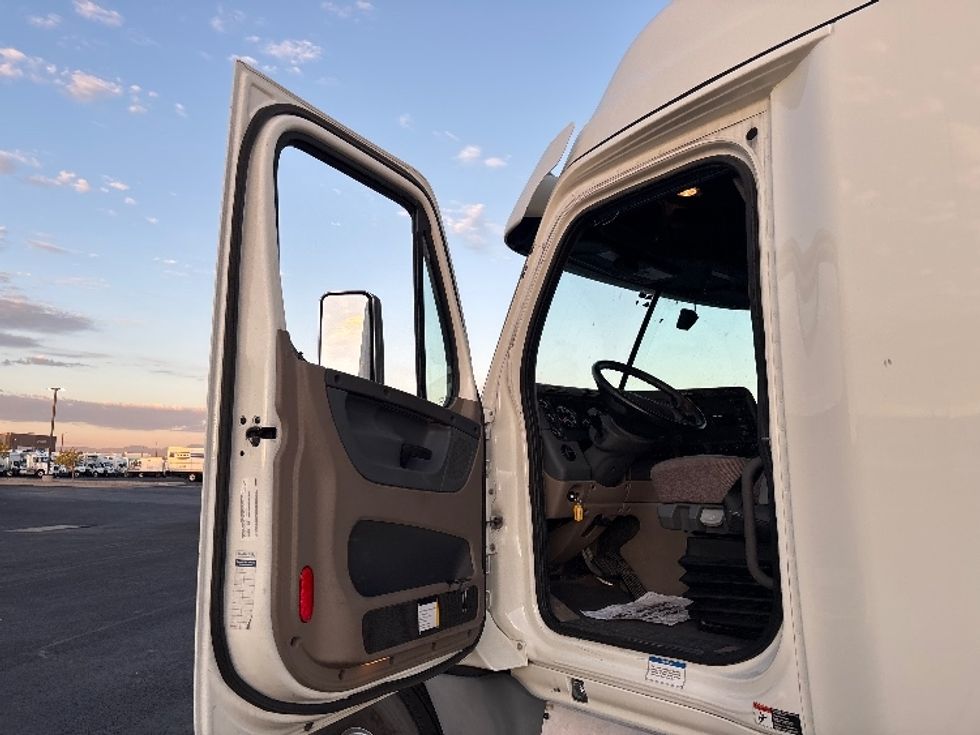 Sleeper Tractor-Heavy Duty Tractors-Freightliner-2020-Cascadia 12564ST-Denver-CO-167,862\n\t\tmiles-$ 86,000 - Image 9