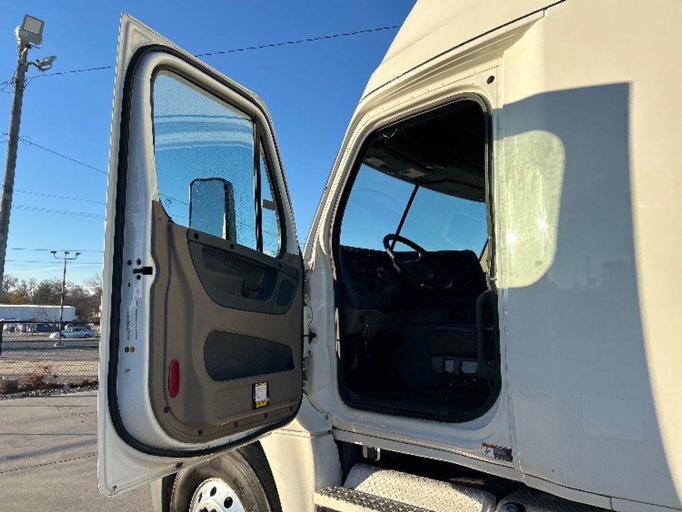 Sleeper Tractor-Heavy Duty Tractors-Freightliner-2020-Cascadia 12564ST-Des Moines-IA-531,508\n\t\tmiles-$ 49,250 - Image 9