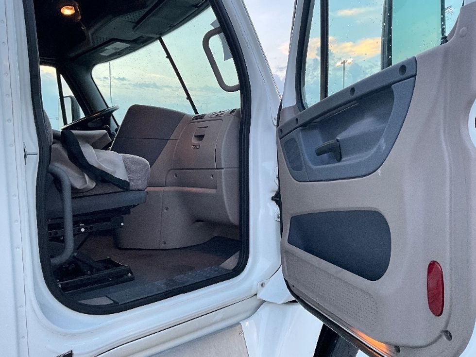 Sleeper Tractor-Heavy Duty Tractors-Freightliner-2020-Cascadia 12564ST-East Chicago-IN-334,065\n\t\tmiles-$ 62,750 - Image 12