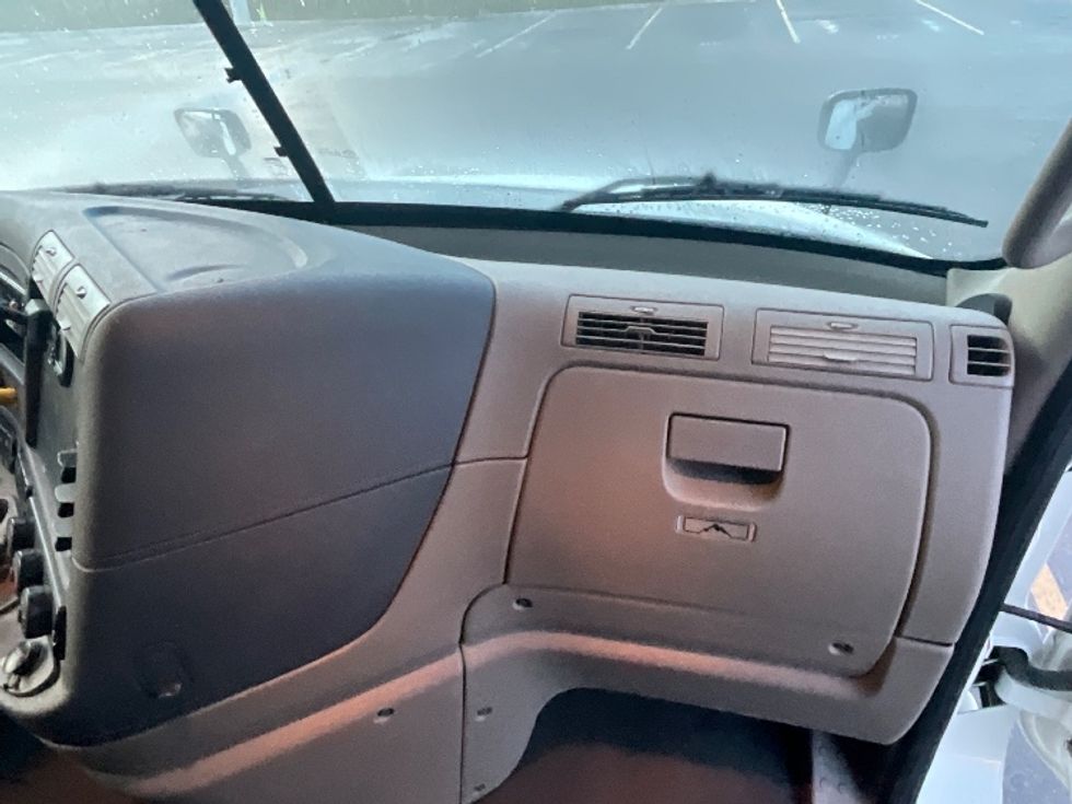 Sleeper Tractor-Heavy Duty Tractors-Freightliner-2020-Cascadia 12564ST-East Chicago-IN-334,065\n\t\tmiles-$ 62,750 - Image 13