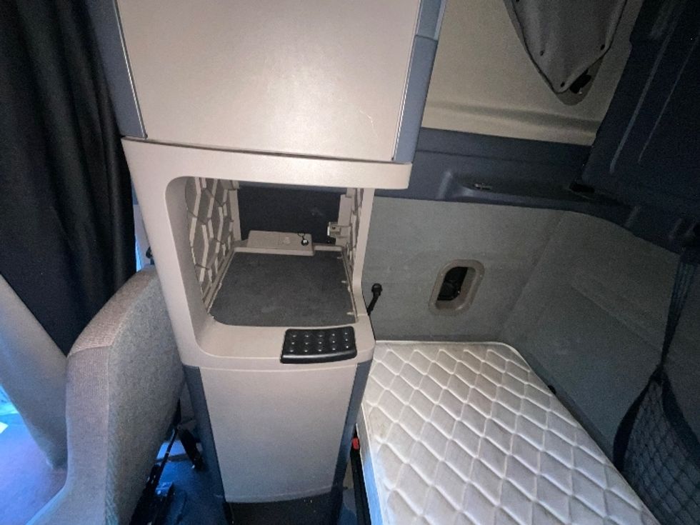 Sleeper Tractor-Heavy Duty Tractors-Freightliner-2020-Cascadia 12564ST-East Chicago-IN-334,065\n\t\tmiles-$ 62,750 - Image 18