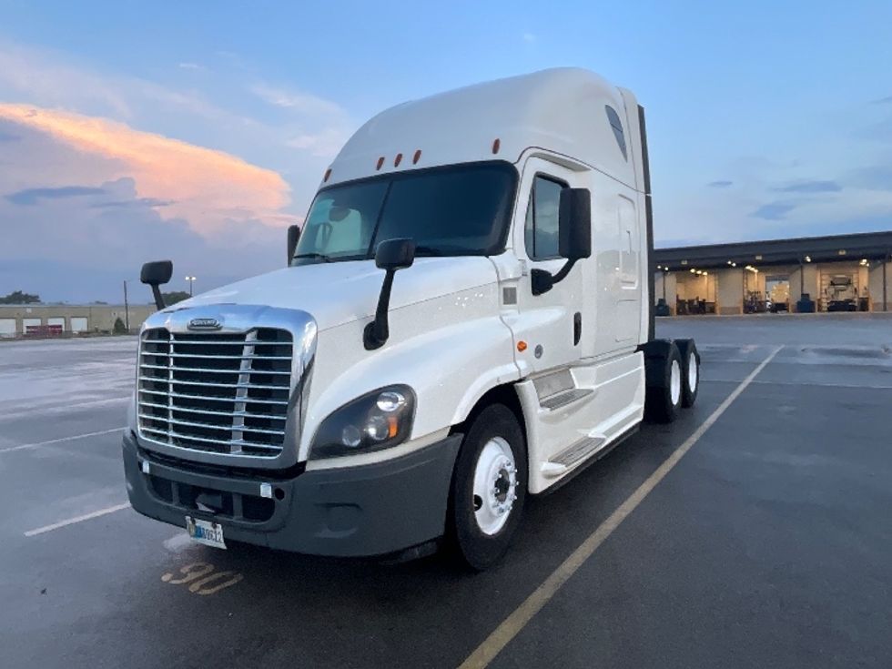 Sleeper Tractor-Heavy Duty Tractors-Freightliner-2020-Cascadia 12564ST-East Chicago-IN-334,065\n\t\tmiles-$ 62,750 - Image 3