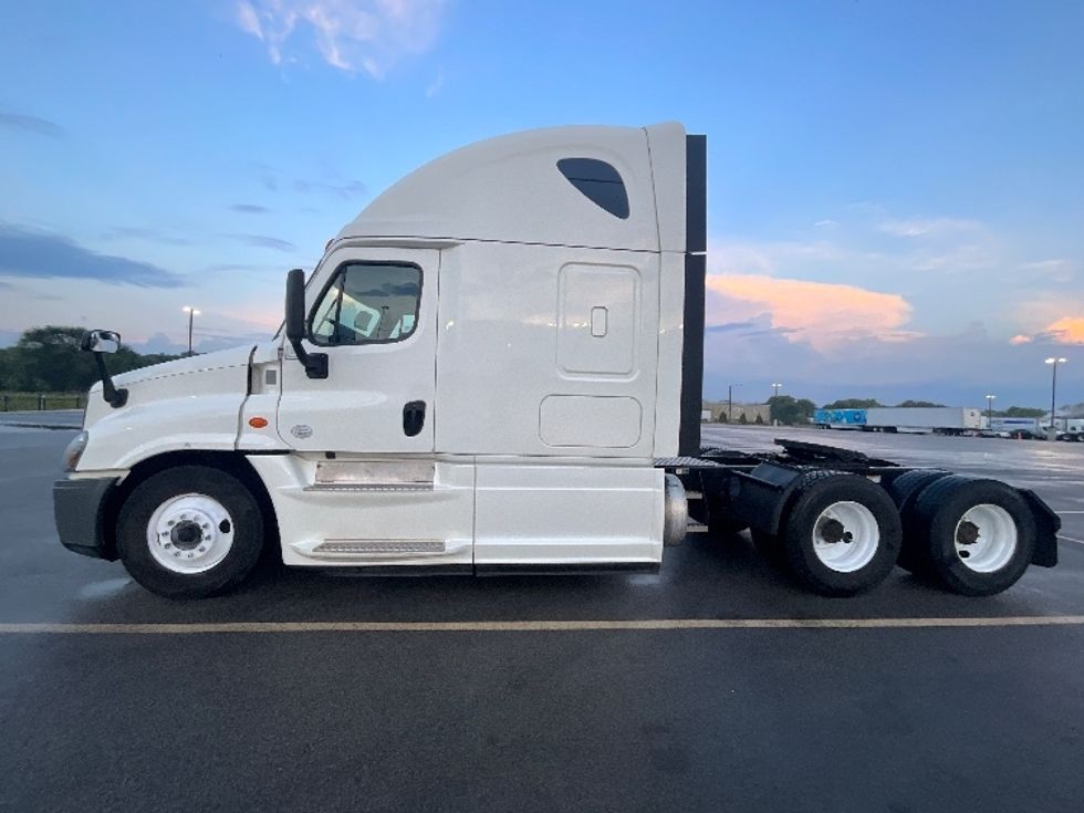 Sleeper Tractor-Heavy Duty Tractors-Freightliner-2020-Cascadia 12564ST-East Chicago-IN-334,065\n\t\tmiles-$ 62,750 - Image 4