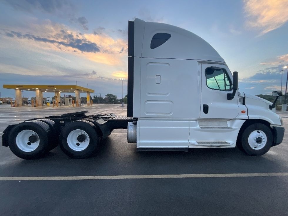 Sleeper Tractor-Heavy Duty Tractors-Freightliner-2020-Cascadia 12564ST-East Chicago-IN-334,065\n\t\tmiles-$ 62,750 - Image 7
