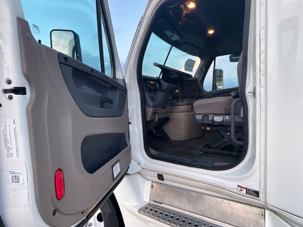 Sleeper Tractor-Heavy Duty Tractors-Freightliner-2020-Cascadia 12564ST-East Chicago-IN-334,065\n\t\tmiles-$ 62,750 - Image 8