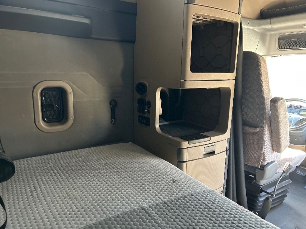 Sleeper Tractor-Heavy Duty Tractors-Freightliner-2020-Cascadia 12564ST-East Chicago-IN-432,113\n\t\tmiles-$ 55,000 - Image 18