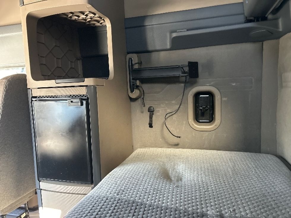 Sleeper Tractor-Heavy Duty Tractors-Freightliner-2020-Cascadia 12564ST-East Chicago-IN-432,113\n\t\tmiles-$ 55,000 - Image 19